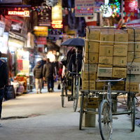インドの街角、荷台にこれでもかと積載されたダンボールの写真