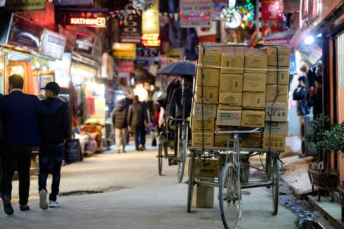 インドの街角、荷台にこれでもかと積載されたダンボール