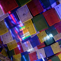 インド市場のにぎわう通りの写真