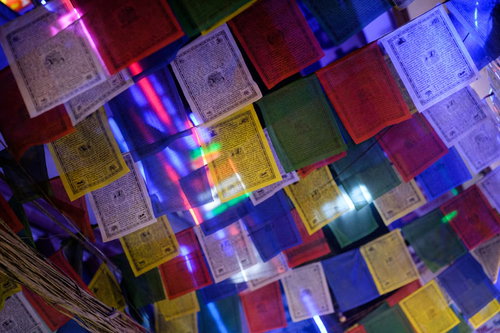 インド市場のにぎわう通り