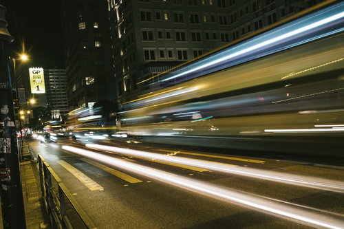 夜間の都会を走る自動車の光跡