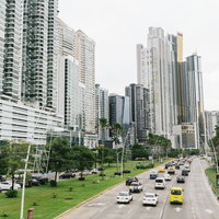 高層マンションと緑地が調和するパナマの都市部の写真