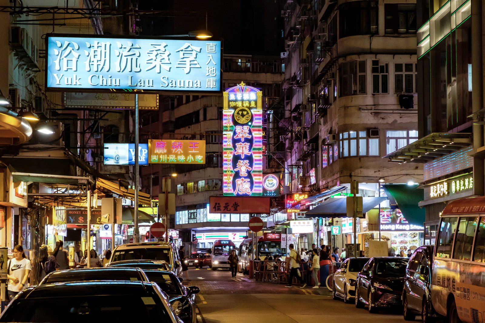 夜の香港繁華街のネオンと路上飲食店