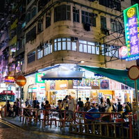 人で溢れる夜の繁華街、香港のネオン街並みの写真