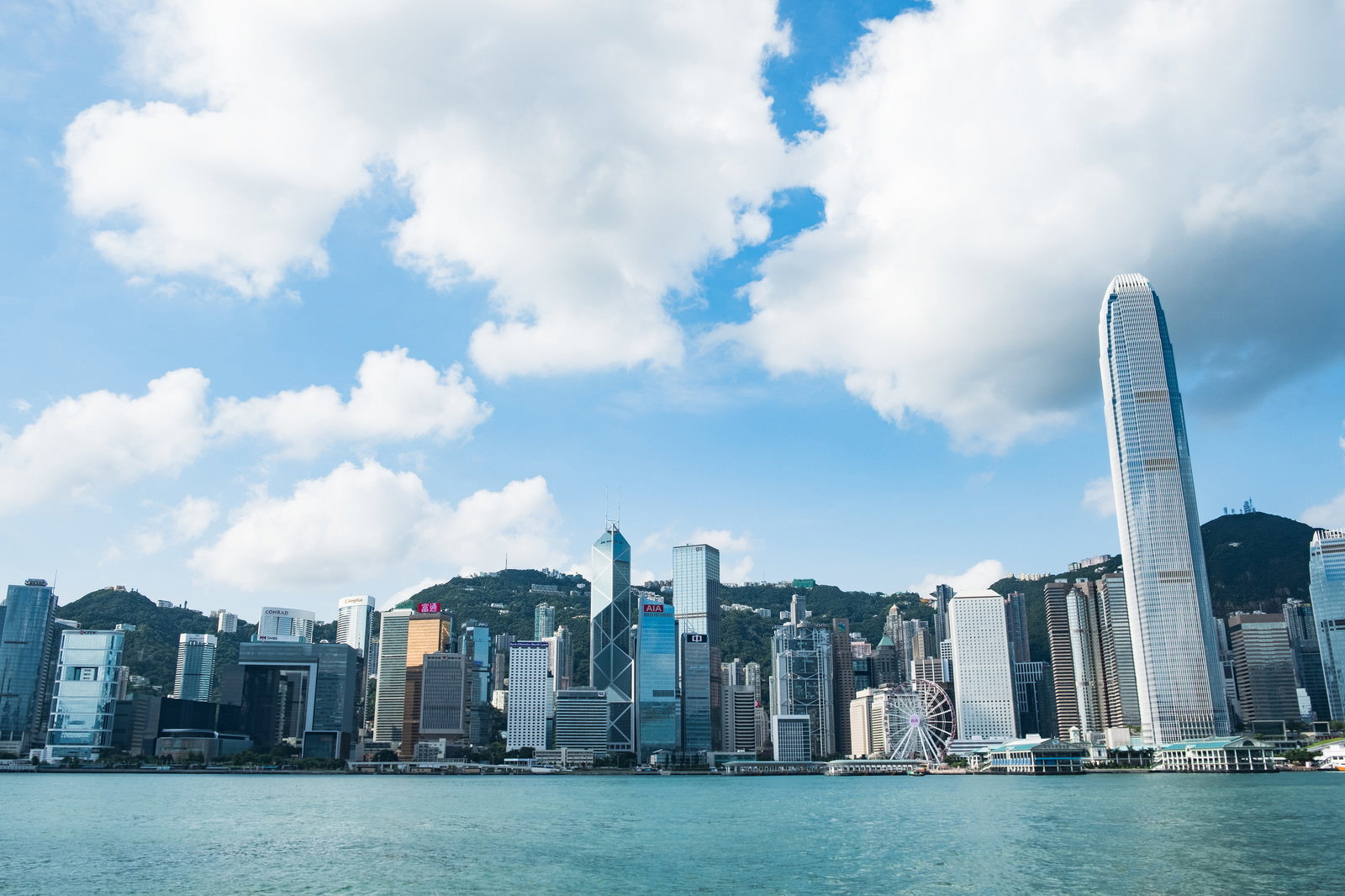 丘の上から見下ろしたアフリカの都市街並み