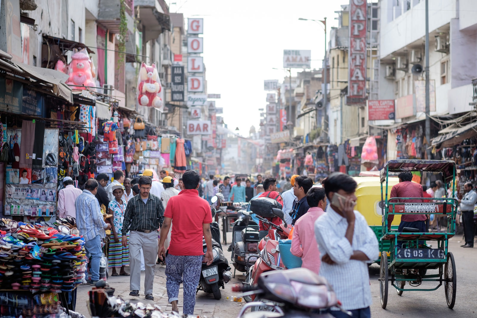インドのニューデリーで人混みで賑わう商店街の街並み