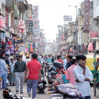 人で溢れかえるニューデリーの商店街の街並みの写真