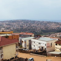 ルワンダの首都キガリの丘陵地に建つ建物と街並みの写真