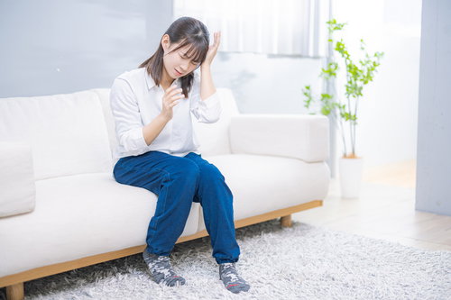 群発頭痛で何度も頭を抱える女性のストレスと疲労