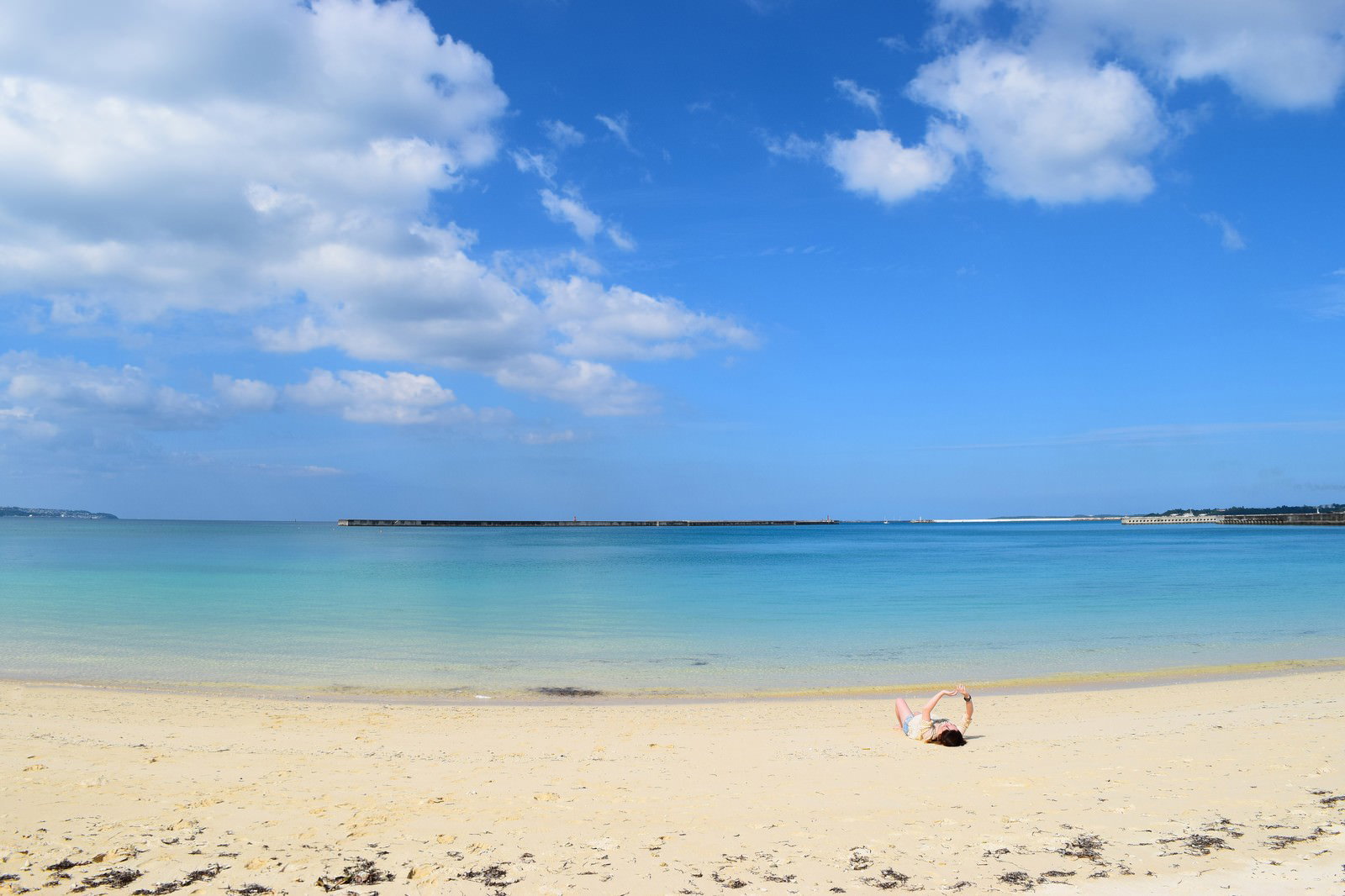 沖縄の美しい海岸で青い海と白い砂浜が広がる風景