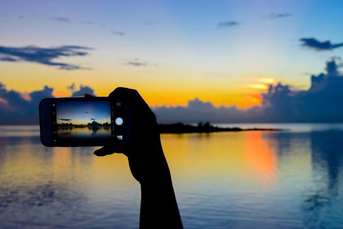 黒背景に広がる白い煙のテクスチャ