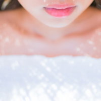 麦わら帽子の影が落ちた女性の口元とリップメイクの写真