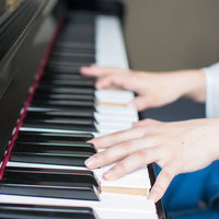 夕暮れの線香花火と女性のシルエットの写真