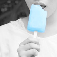アイスが歯にしみる...知覚過敏に悩む女性の写真