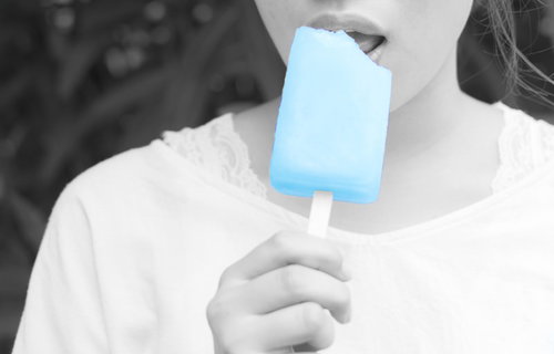 アイスが歯にしみる...知覚過敏に悩む女性