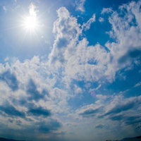 日差しの強い夏日にハート風船を持つ女性2人の写真