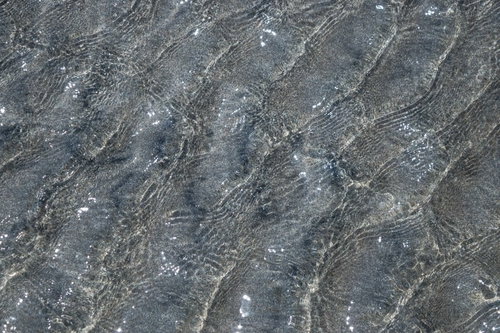 水面に映る波のテクスチャ、岩肌の風化による縞模様