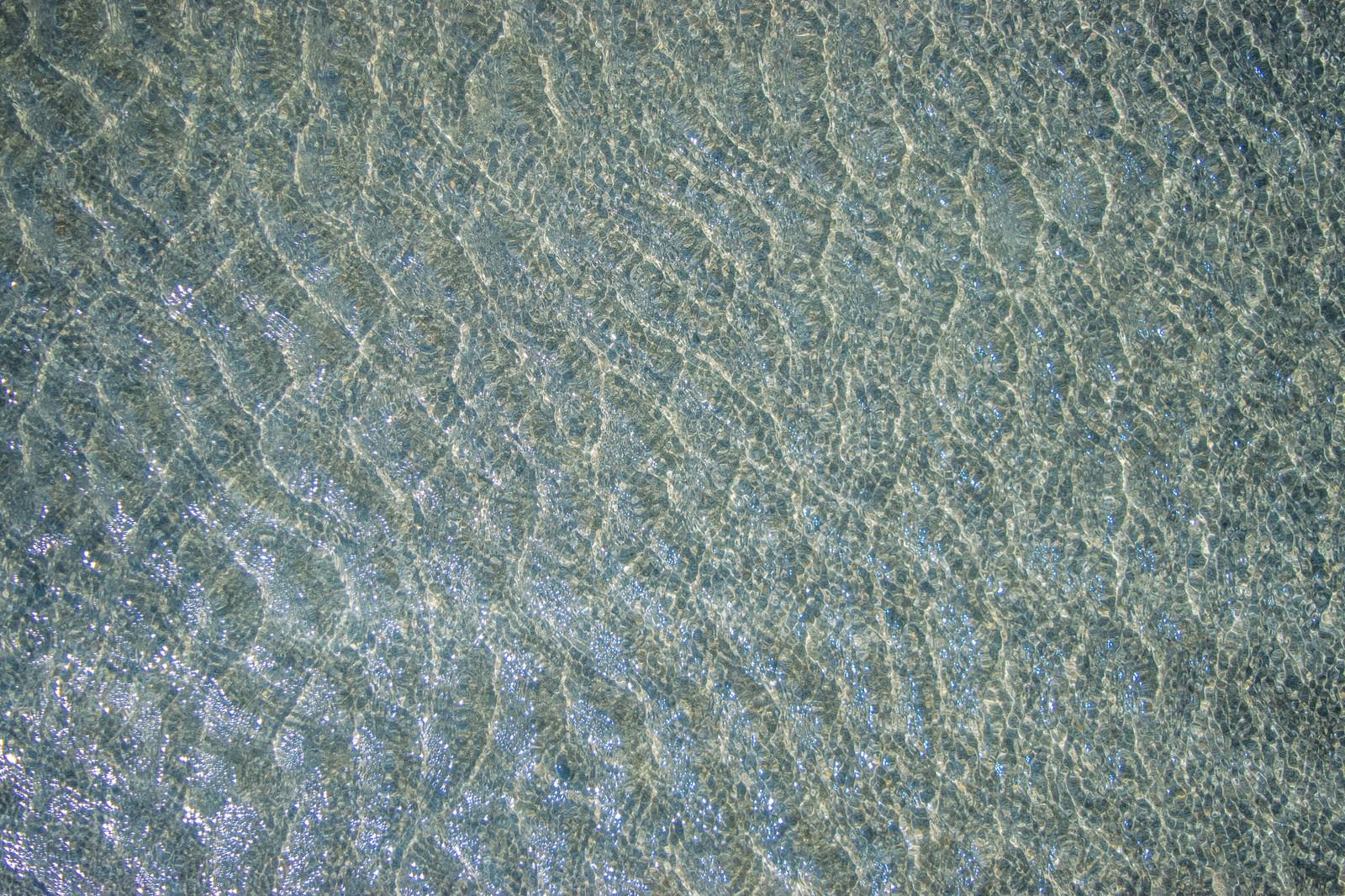 水面に光が反射して鱗のような美しい波模様を作り出している