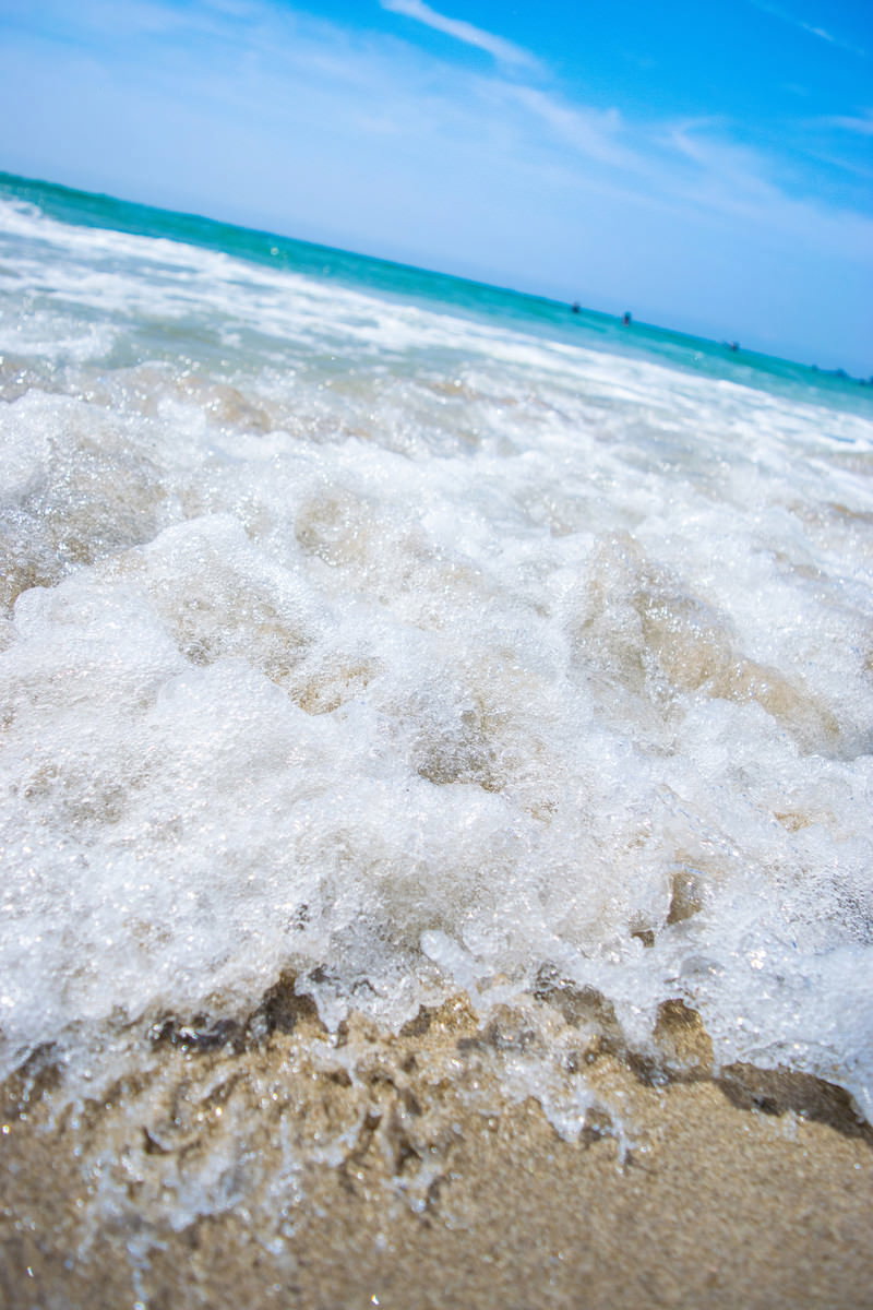 Sandy Beach and Ocean on a Sunny Day Free Stock Photo - PAKUTASO