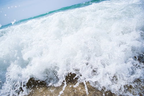 勢いがある波打ち際の波しぶきのシーン