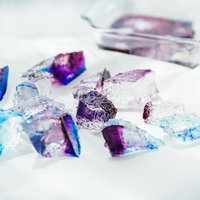 切り分けられた琥珀糖とその塊の写真