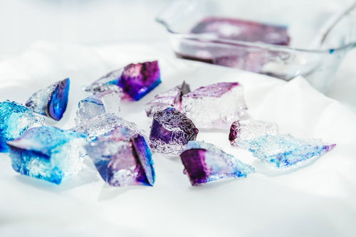 切り分けられた琥珀糖とその塊