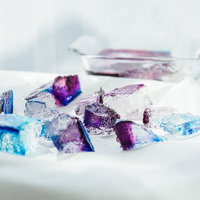 塊から切り分けられていく不揃いの琥珀糖と宝石のような輝きの写真