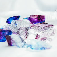 塊から切り分けられたばかりの琥珀糖と寒天の宝石菓子の写真