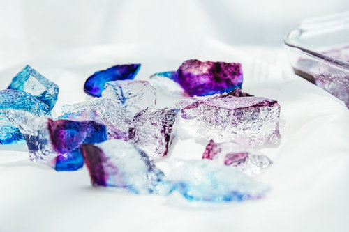 塊から切り分けられたばかりの琥珀糖と寒天の宝石菓子