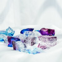 切り分けた琥珀糖を白い布巾の上に置いた寒天菓子の写真