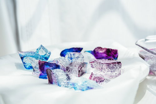 切り分けた琥珀糖を白い布巾の上に置いた寒天菓子