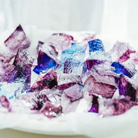 白い布巾に広げられた宝石のような琥珀糖の詰め合わせの写真