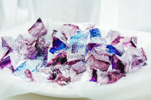 白い布巾に広げられた宝石のような琥珀糖の詰め合わせ