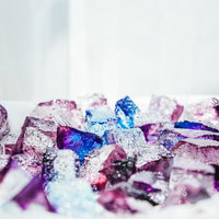 クリスタル柄の琥珀糖、紫や青の透明感あふれる寒天お菓子の写真