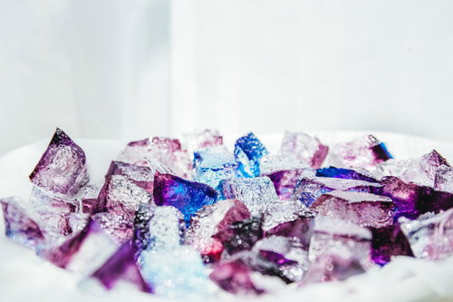 クリスタル柄の琥珀糖、紫や青の透明感あふれる寒天お菓子