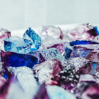 時間をかけて固まっていく紫や青の琥珀糖のの写真