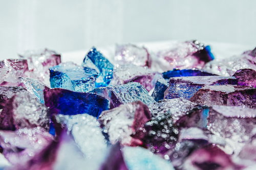 時間をかけて固まっていく紫や青の琥珀糖の