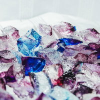 青紫ときらめく琥珀糖の結晶、白砂糖コーティングの寒天菓子の写真