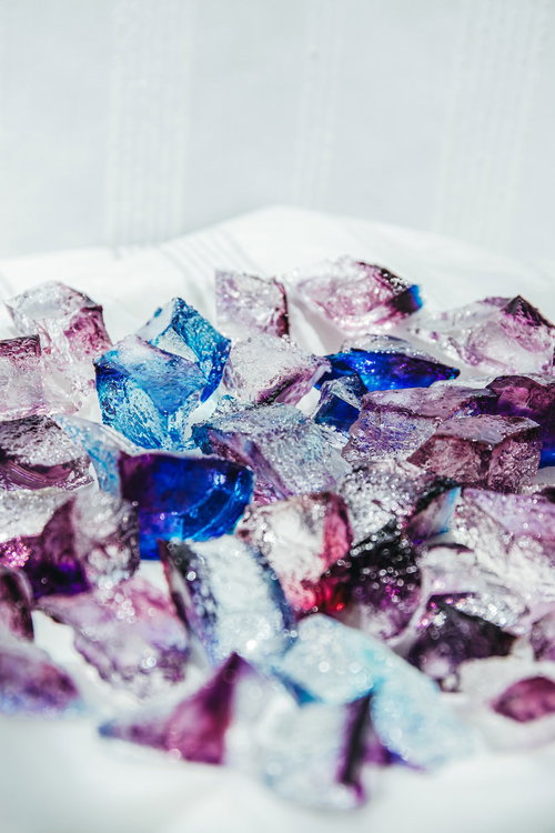 青紫ときらめく琥珀糖の結晶、白砂糖コーティングの寒天菓子