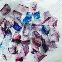 宝石のような琥珀糖、透明感のあるクリスタル寒天菓子の写真