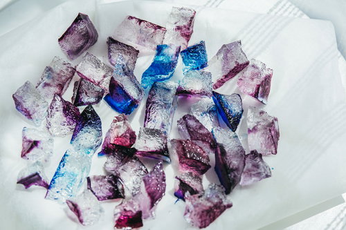 宝石のような琥珀糖、透明感のあるクリスタル寒天菓子