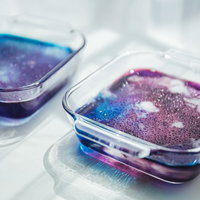 タッパーに固められた琥珀糖と青紫のグラデーションの写真