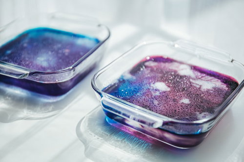 タッパーに固められた琥珀糖と青紫のグラデーション