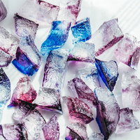 上から眺める透明な琥珀糖と宝石のようなクリスタルの写真