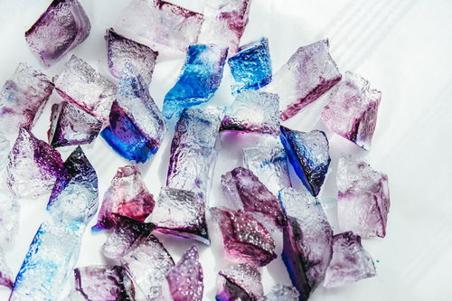 上から眺める透明な琥珀糖と宝石のようなクリスタル