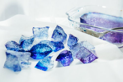 切り分けられた青々とした琥珀糖と寒天ゼリー