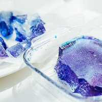 琥珀糖を白いまな板で塊から切り分ける工程の写真