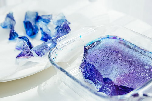 琥珀糖を白いまな板で塊から切り分ける工程