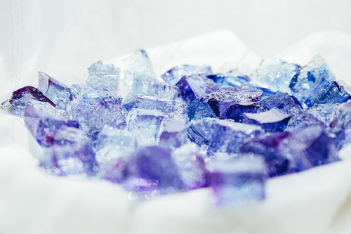 光に輝く青い琥珀糖、透明感あふれるキラキラ宝石のようなスイーツ