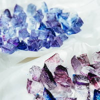 食べる宝石と呼ばれる琥珀糖、青と紫の透明な寒天菓子の写真